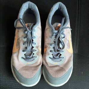 EUC Nike Gray and Orange Flex Experience RN4 Athletic Shoes Size 8.5